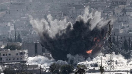 Khói bốc lên sau một đợt không kích của liên quân quốc tế ở thị trấn Kobani, phía Bắc Syria.